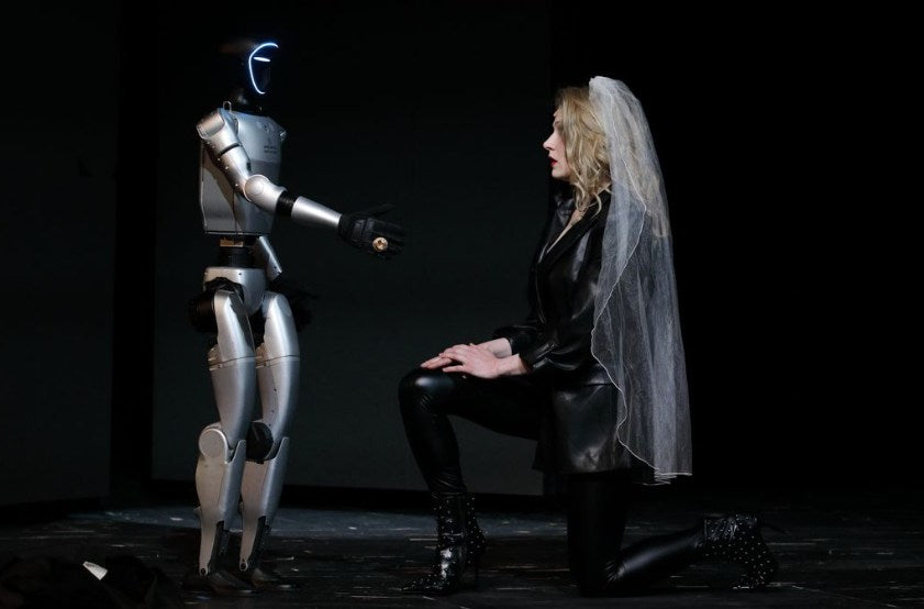 Színháztörténelmet írunk – humanoid robot debütál a Vörösmarty Színház színpadán